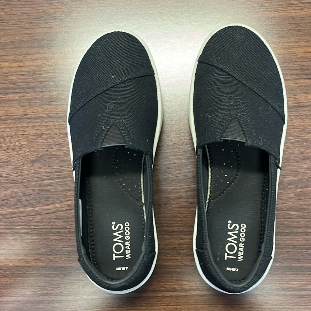 Black TOMS slip on flats- Verona